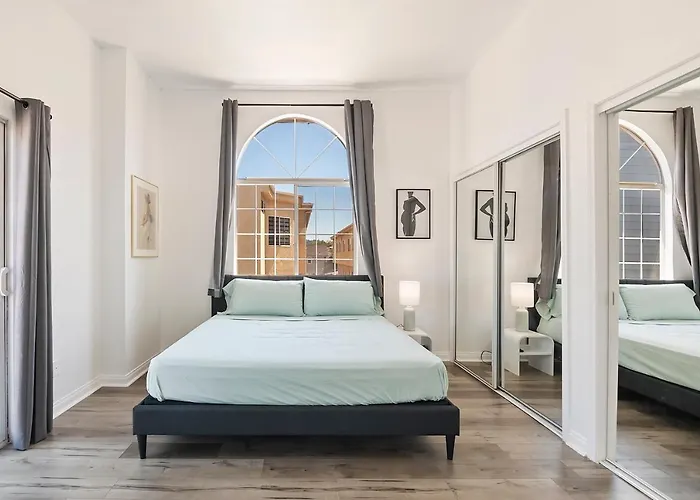 Spacious Private Gated Modern Loft Close To Universal Studio And Hollywood