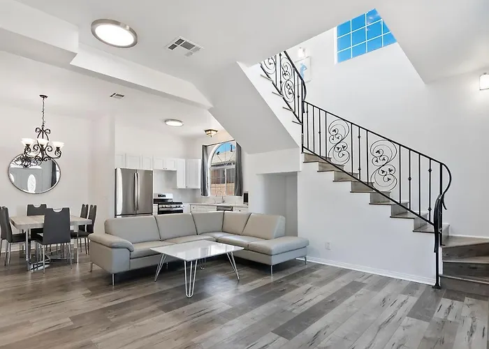 Spacious Private Gated Modern Loft Close To Universal Studio And Hollywood